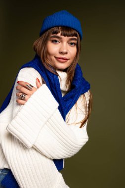 Güzel, genç bir kadın sıcak, şık kıyafetleriyle, pozitif havasıyla rahat bir anın tadını çıkarıyor..