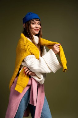 Güzel genç bayan, sonbahar ve kış için sıcak ve şık kıyafetler giyerek poz veriyor..