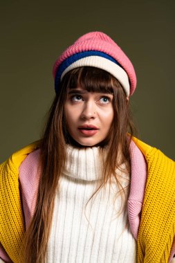 Güzel, genç bir kadın, etkin, şık bir şekilde poz verir, neşe ve güven saçar..