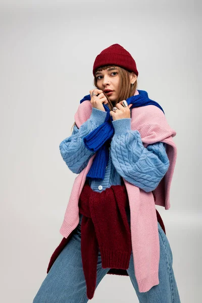 Güzel, genç bir kadın, rahat katlar içinde, neşeli bir sonbahar elbisesi içinde poz veriyor..