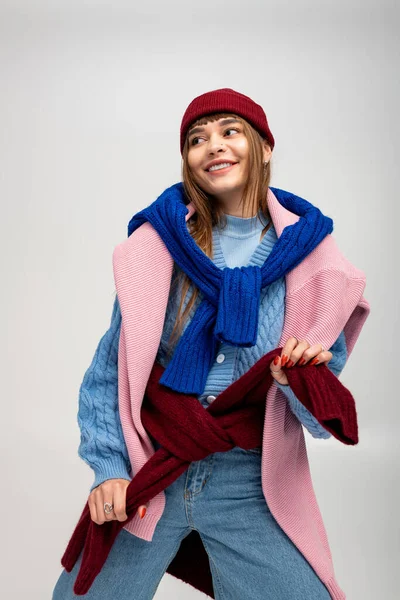 Genç kadın neşeli bir şekilde poz veriyor, şık bir şekilde, neşeli ruhunu sergiliyor..