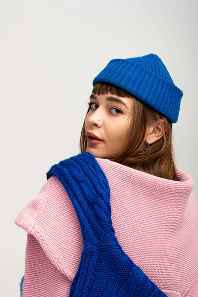 Kendine güveni tam genç bir kadın modeller, canlı giysiler, mevsimlerin cazibesini kucaklıyor..