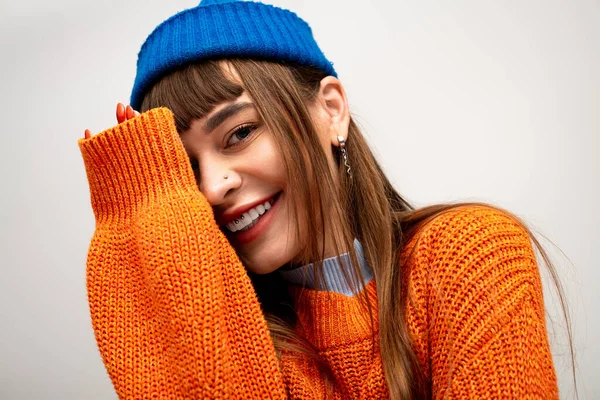 Güzel genç bir kadın, şatafatlı bir şekilde poz verirken, sonbahar kıyafetleriyle sıcacık ışık saçar..