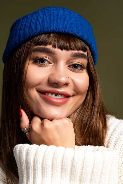 Young woman radiates warmth and style in her cozy attire, celebrating autumns beauty.