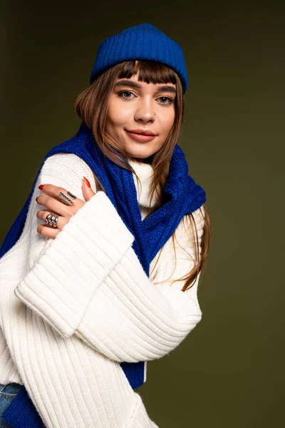 Güzel, genç bir kadın sıcak, şık kıyafetleriyle, pozitif havasıyla rahat bir anın tadını çıkarıyor..