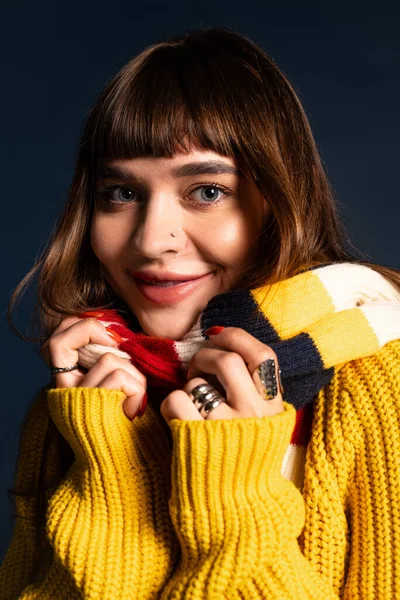 Güzel genç bir kadın şık sonbahar kıyafetleri içinde canlı ruhunu sergileyerek sıcak bir poz veriyor..