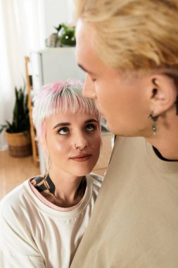 Sıcak bir ışık ve sevgi dolu bir atmosferle çevrili bir çift gözünün içine bakar..