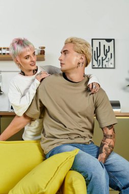 Neşeli bir çift, şık ve davetkar bir mekanla çevrili olarak birbirlerine eşlik etmekten zevk alır..