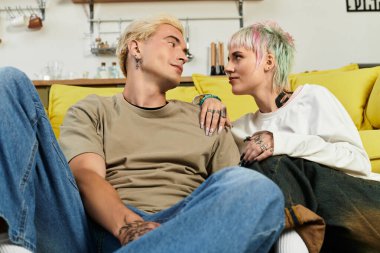 Sevgi dolu bir çift birbirine bakar, evde huzurlu, samimi bir atmosfer yaratır..