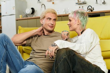 Bir çift birbirine eşlik etmekten hoşlanır. Sıcak, davetkar bir yerde gülüşmeler ve kahkahalar atarlar..