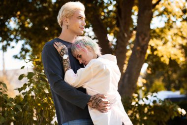 Huzurlu bir parkta, genç bir çift güneşin altında sıcak bir kucaklaşmanın tadını çıkarırlar, aşklarını sevgiyle anarlar..