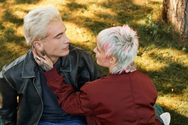 Sevgi dolu bir çift, canlı bir parkta doğa ile çevrili yakın bir ilişkiden zevk alır..