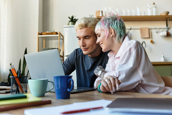 Пара влюбленных наслаждается качественным временем вместе, работая над проектом в уютном пространстве.