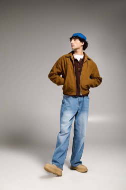 Yakışıklı genç adam şık kıyafetini ve şık duruşunu sergiliyor..