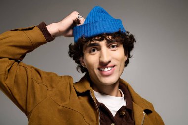 Benzersiz kılık değiştirmiş yakışıklı gülümseyen, özgüven ve beceri saçan..