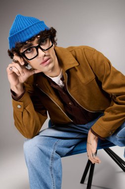 Modaya uygun genç adam modaya uygun giyinmiş, kendine güveni ve çekiciliği yayıyor..