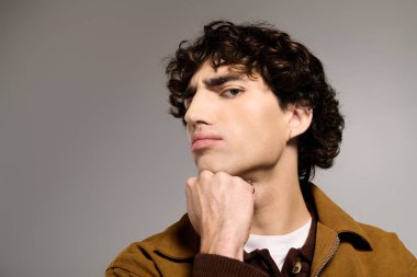 Kendine güvenen genç adam şık giyinmiş, karizma ve zarafet saçıyor..