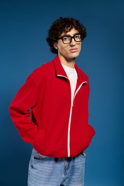 Modaya uygun genç adam kendine güvenen kırmızı elbiseli, kendine has bir stili var..