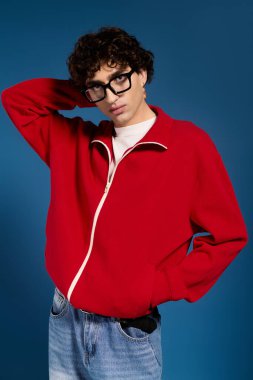 Yakışıklı genç adam moda anlayışını canlı bir atmosferde sergiliyor, kendine güveni tam..