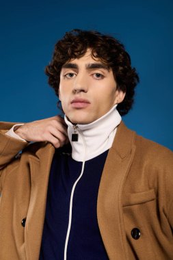 Yakışıklı genç adam moda kıyafetleri içinde zarafet saçıyor. Moda anlayışı ve karizmasını vurguluyor..