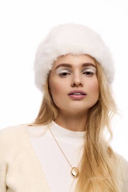 Güzel, genç, sarışın bir kadın, kışlık giysileri ve kış makyajıyla sergiliyor..