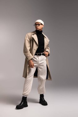 Yakışıklı genç adam modaya uygun giyinerek modern tarz seçimlerini vurguluyor..