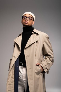 Yakışıklı genç adam şık kıyafetlerini şık ve modaya uygun bir yerde sergiliyor..