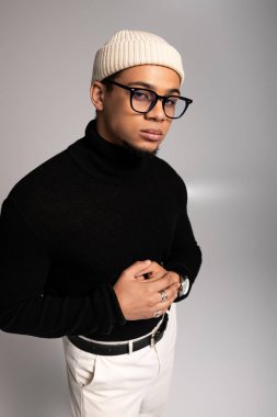 Genç adam modaya uygun bir şekilde poz veriyor..