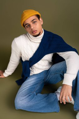 Şık bir genç adam kendine güvenerek poz veriyor, eşsiz yeteneğini sergiliyor..
