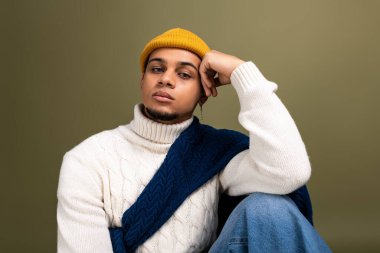 Yakışıklı adam şık giyinmiş, rahat ve modern bir stil sergiliyor..