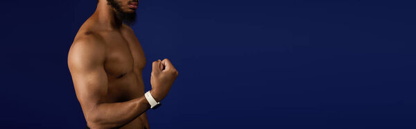 Атлетик упорно тренируется с решимостью на ярком синем фоне, баннер