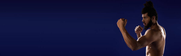 Атлетик упорно тренируется, демонстрируя свою сосредоточенность и силу, знамя