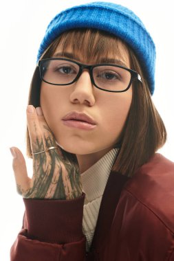 Şık bir genç kadın, cazibesini ve karizmasını sergilerken şık görünüşünü sergiler..