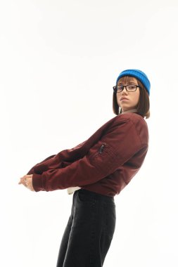 Şık, genç bir kadın şık bir kış elbisesi içinde şık bir bereyle zarifçe poz veriyor..