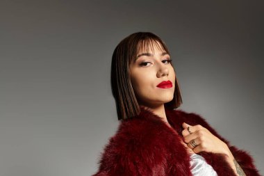 Genç kadın eşsiz stilini zerafetle, ışıldayan güzellik ve özgüvenle sergiliyor..