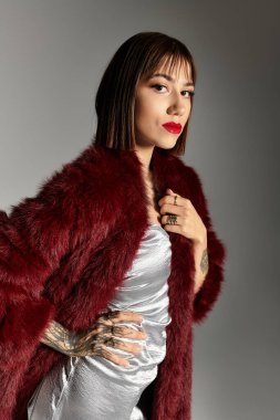 Cazibeli genç kadın zarif ve hoş bir ortamda moda anlayışını sergiliyor..