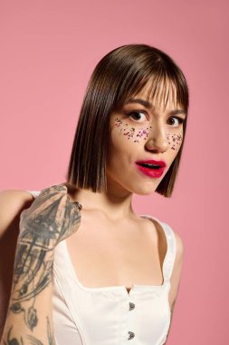 Kendine güvenen genç bir kadın şık kıyafetini ve oyuncu makyajını sergiliyor. Kişiliğini yansıtıyor..