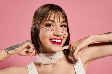 Genç bir kadın, neşeli kişiliğini şık bir kıyafetle, parlak bir gülümsemeyle sergiliyor..