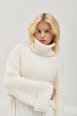 Beyaz kirpikli güzel bir kadın rahat bir süveter içinde poz veriyor, kışın ışıl ışıl güzelliği..