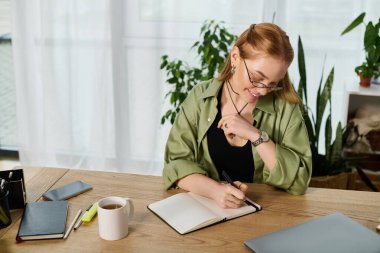 Genç bir kadın rahat evinde yazmayı seviyor. Etrafı bitkiler ve sıcak ışıklarla çevrili..