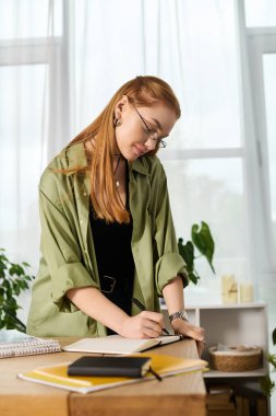 Genç bir kadın, evde rahat bir öğleden sonranın keyfini çıkarır. Etrafı bitkilerle çevriliyken defterine bir şeyler yazar..