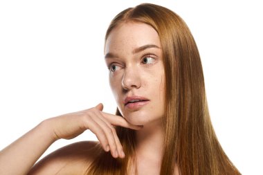 Güzel genç bir kadın zarafetini doğal güzelliği ve düşünceli bakışlarıyla sergiliyor..