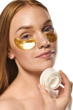 Bu genç kadın doğal bir güzellik gösterisi sergiliyor. Cilt bakımını gülümseyerek yapıyor..