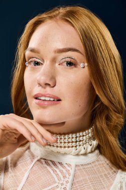 Işıl ışıl ciltli genç bir kadın zarif bir şekilde poz verir..