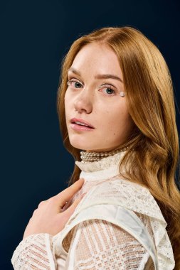 Çekici genç bir kadın zarif bir elbise giyerken güzelliğini ve çekiciliğini sergiliyor..