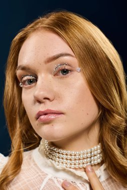 Bu büyüleyici portre, güzelliği ve çekiciliği yansıtan incilerle süslenmiş genç bir kadını gösteriyor..