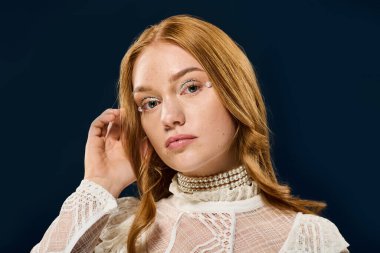 Dantelli ve incili genç bir kadının karmaşık detayları güzelliğini ve çekiciliğini gözler önüne seriyor..