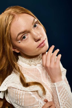 Güzel genç bir kadın zarif poz veriyor, çarpıcı özelliklerini ve eşsiz tarzını sergiliyor..