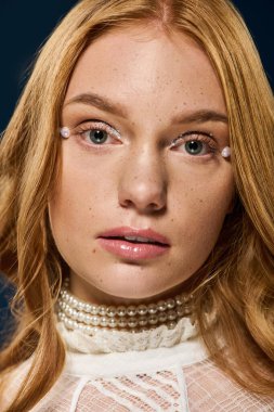 Zarif genç bir kadın incilerle parıldıyor ve büyüleyici bir gülümseme yayıyor, kendine güveni..