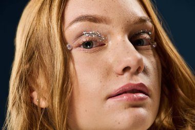 Göz kamaştırıcı genç bir kadın ışıl ışıl makyajı ve göz alıcı güzelliğiyle eşsiz tarzını sergiliyor..